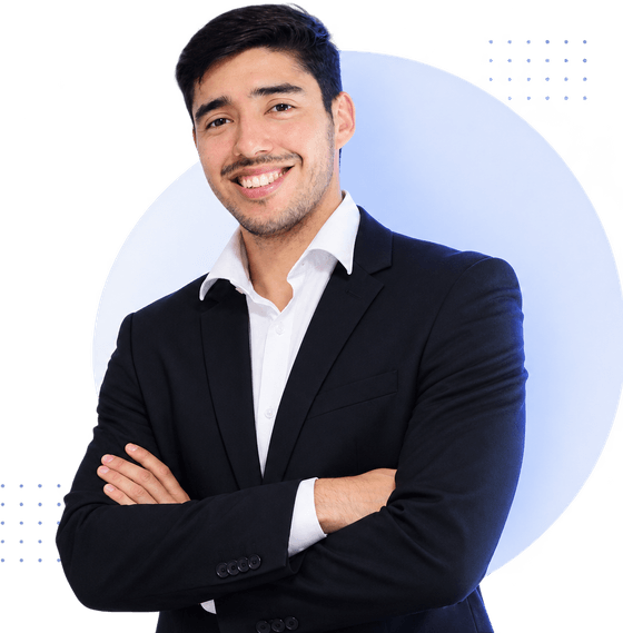 Nicolás Alvarado, consultor de marketing, de brazos cruzados y sonriendo
